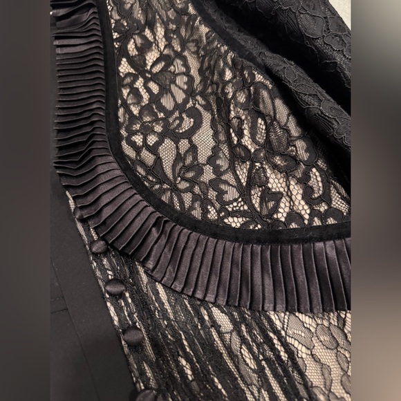 Alice + olivia black lace cropped top size M runs small - Picture 6 of 10